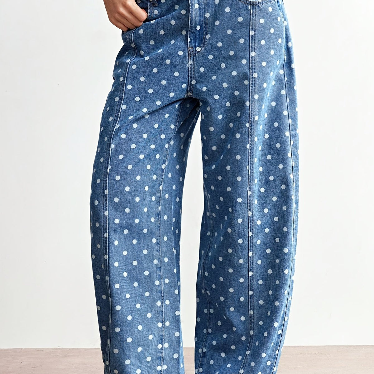 Jean grande taille à pois, coupe oversize, tenue franche — matière : denim Image