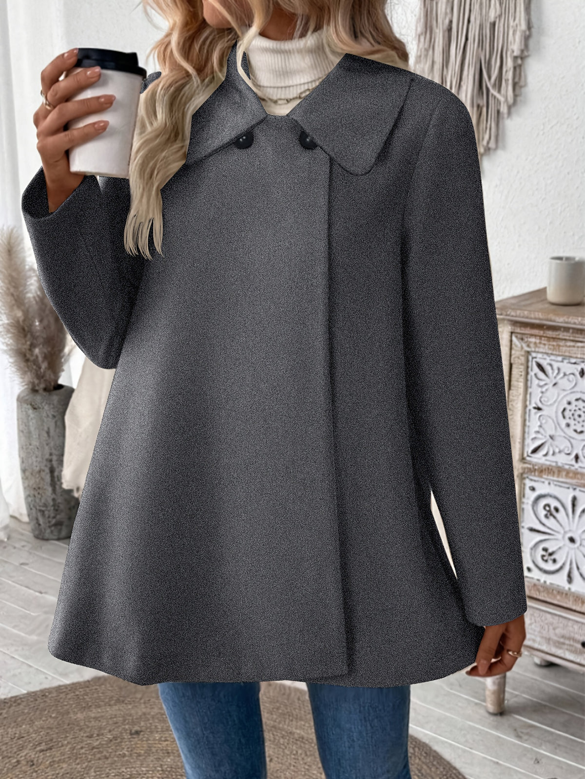 Manteau grande taille, col à revers, boutonnage, manches longues, détail du tissu