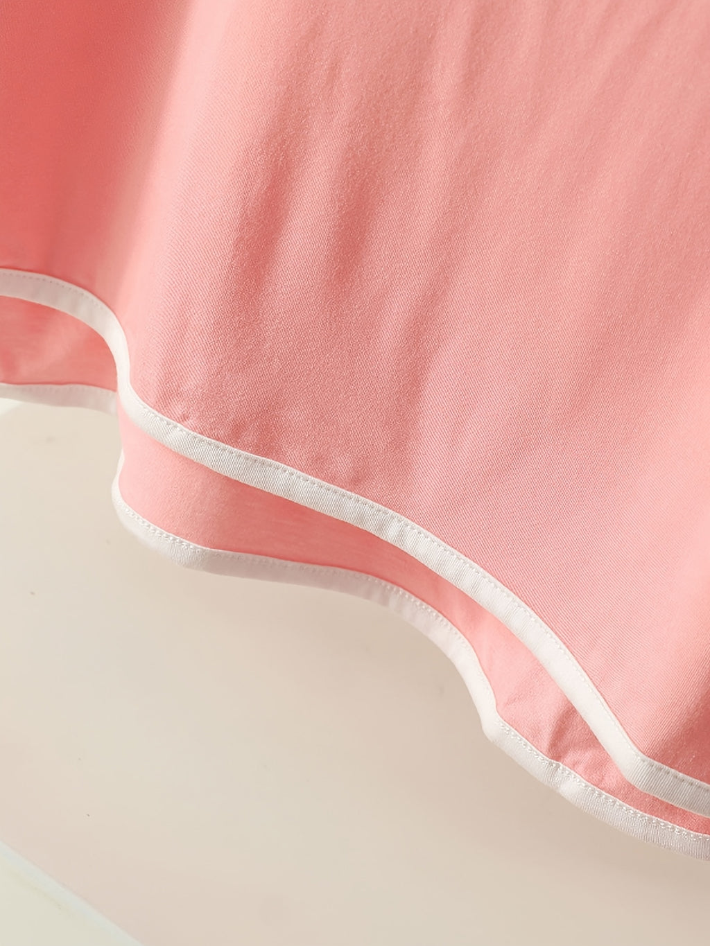 Pyjama grande taille, manches courtes, tombé fluide, détail du tissu