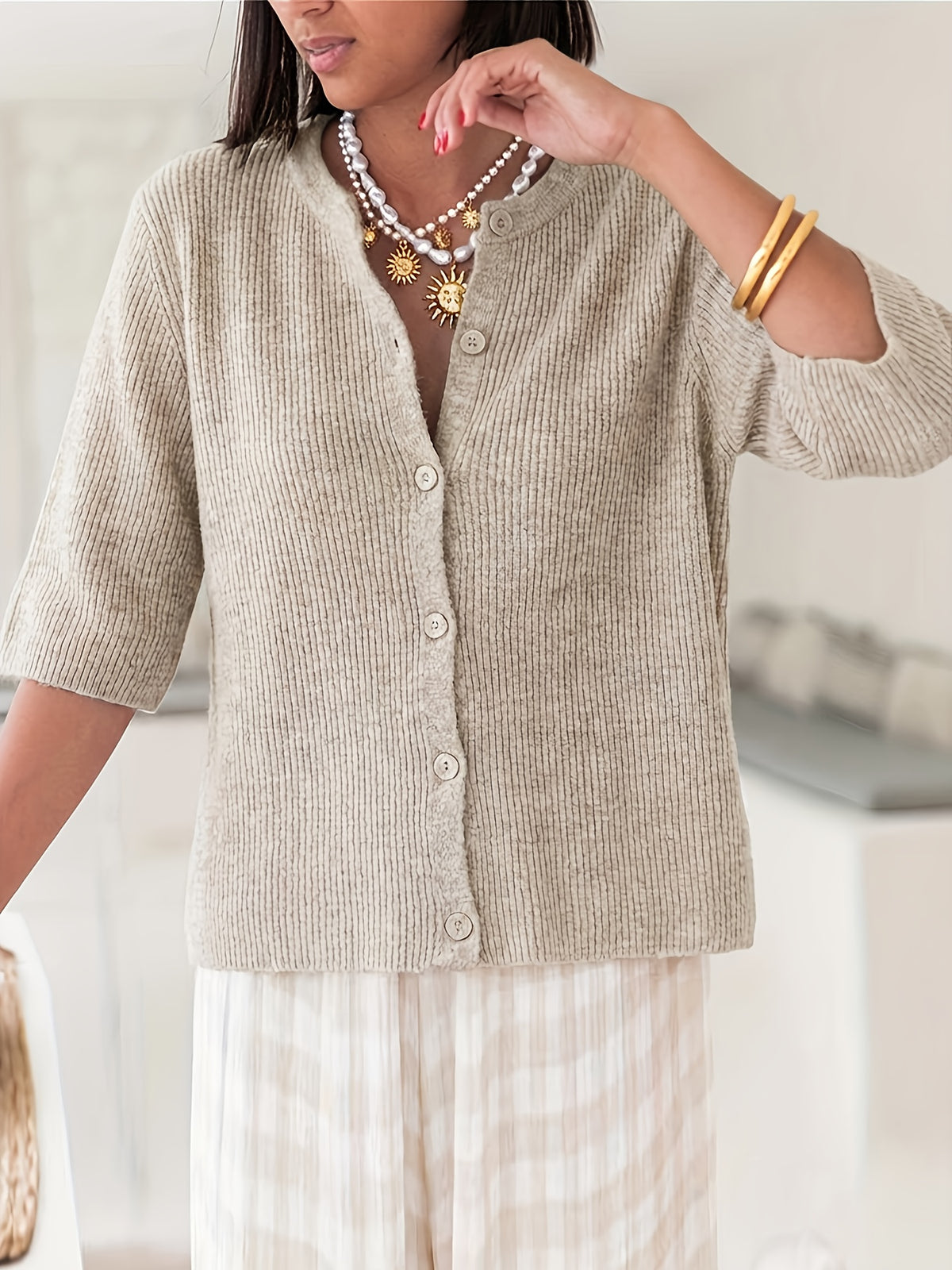 Cardigan grande taille, col rond, détail du tissu