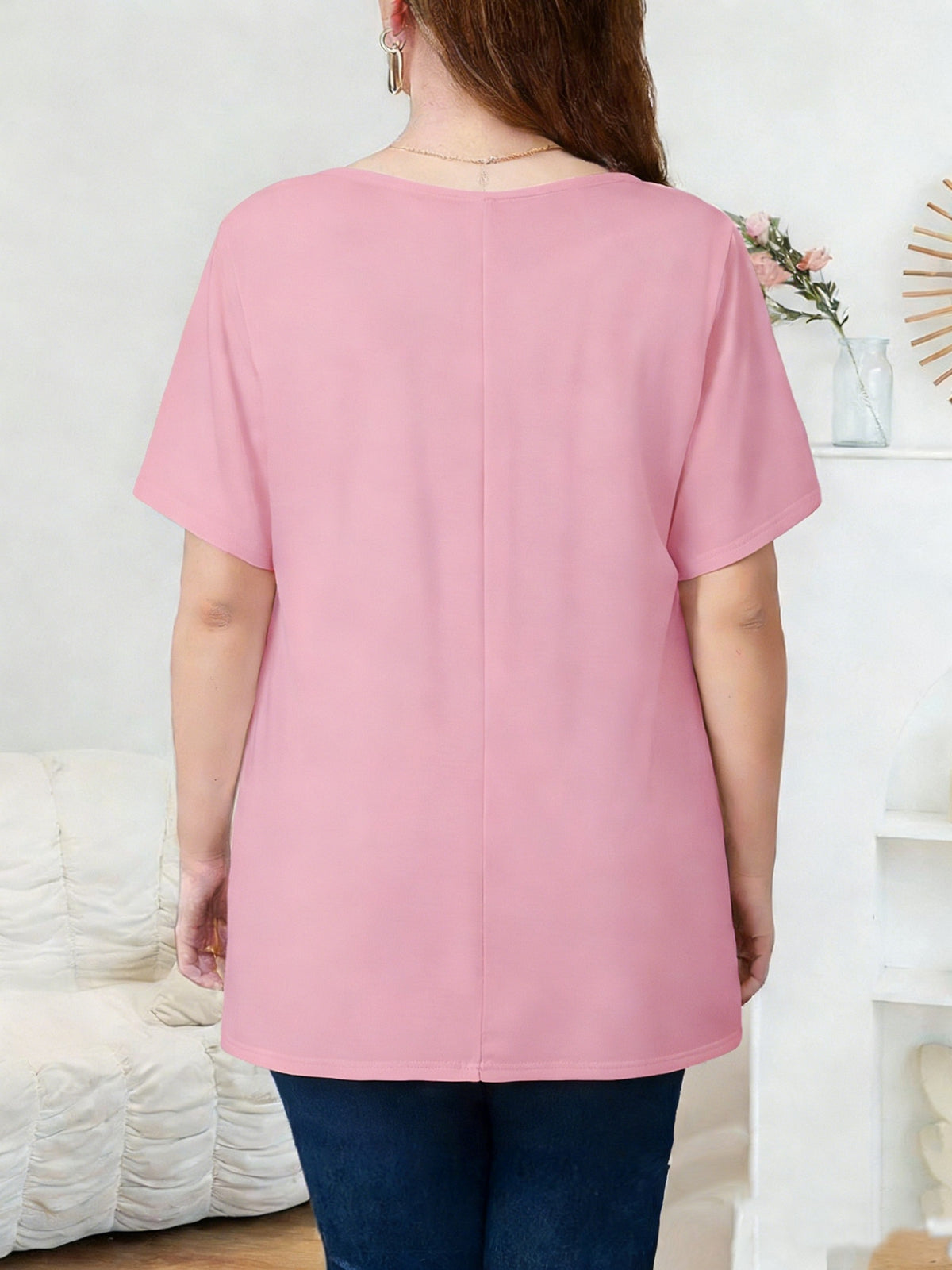 Top grande taille, coupe oversize, manches courtes, détail du col