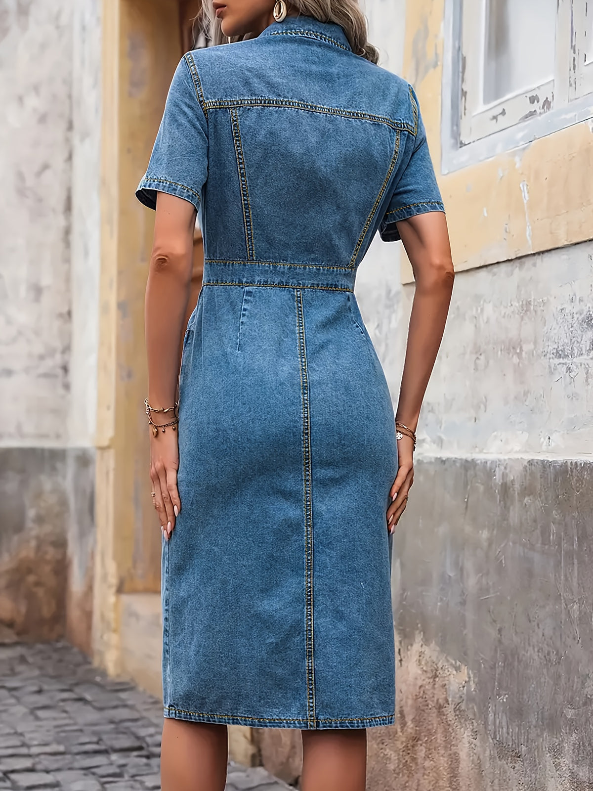 Robe grande taille, poches plaquées, manches courtes, tenue franche — composition : 65% Coton, 35% Polyester Image