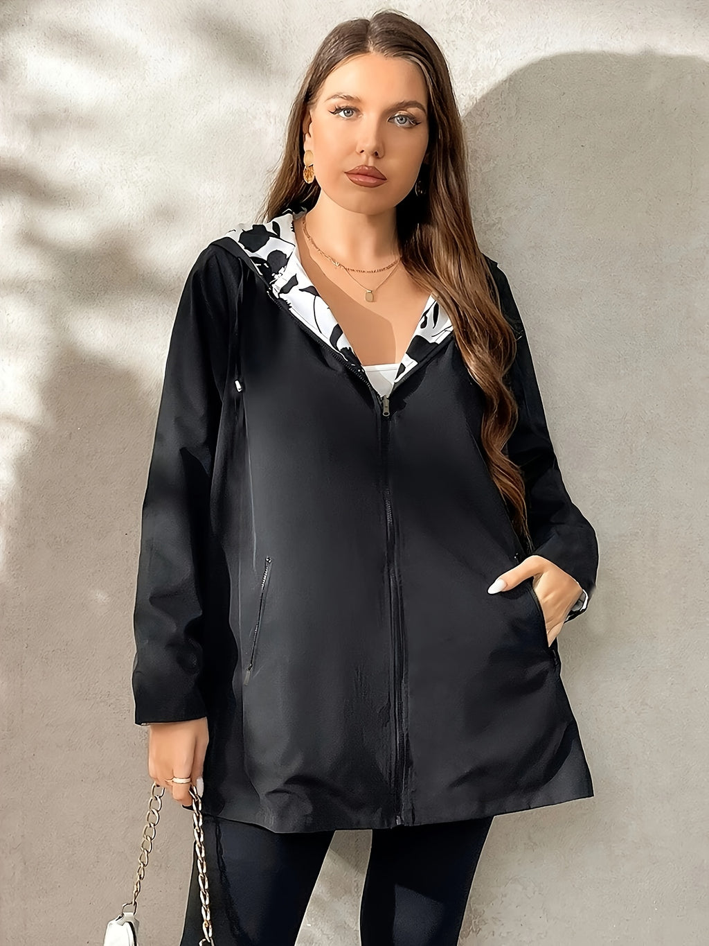 Veste grande taille, capuche, poches plaquées, esprit décontracté, vu de dos