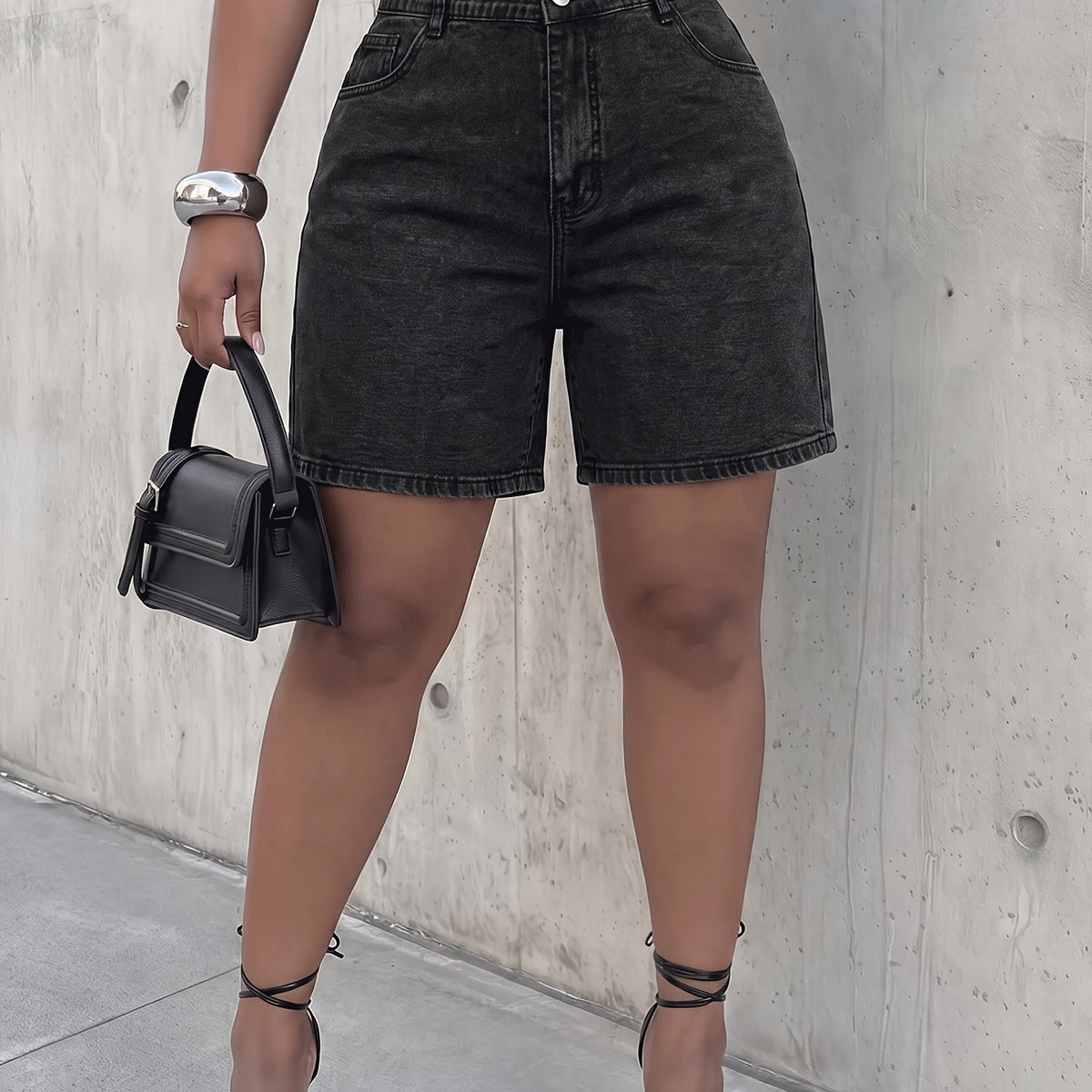 Short grande taille, coupe évasée, tenue franche, esprit sportif — matière : denim