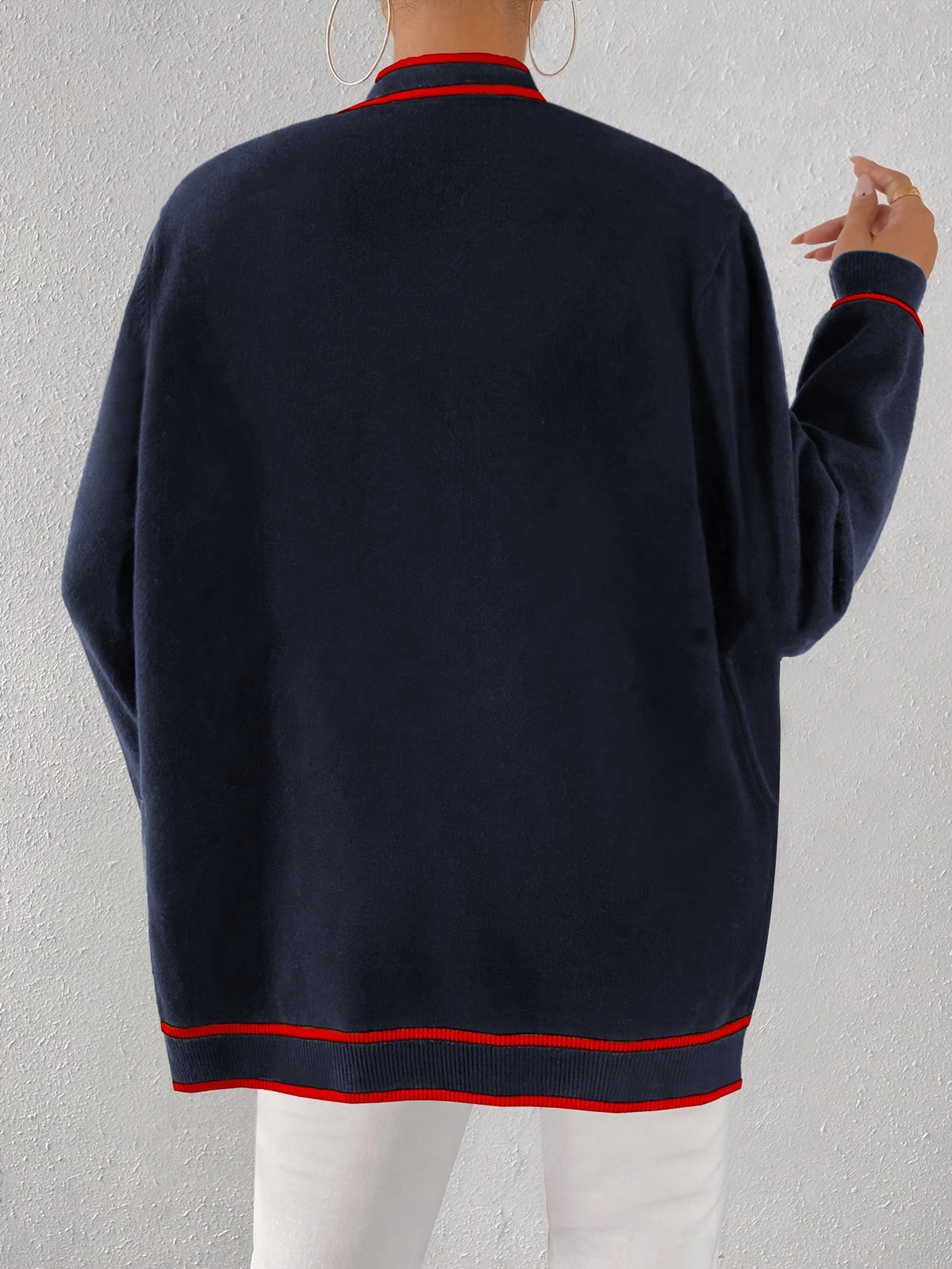 Top grande taille en maille, coupe oversize, poches pratiques, maille souple, gros plan