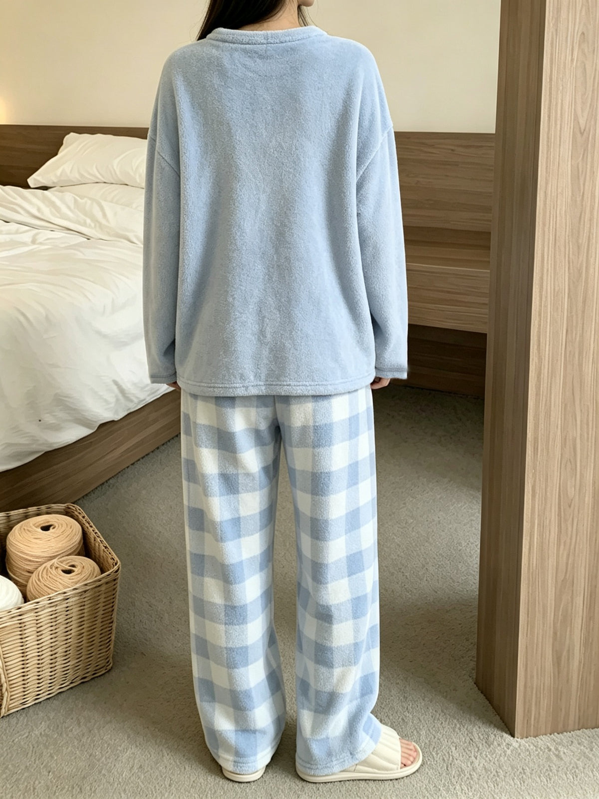 Pyjama grande taille à carreaux, chaleur d'hiver, esprit décontracté, vue de profil