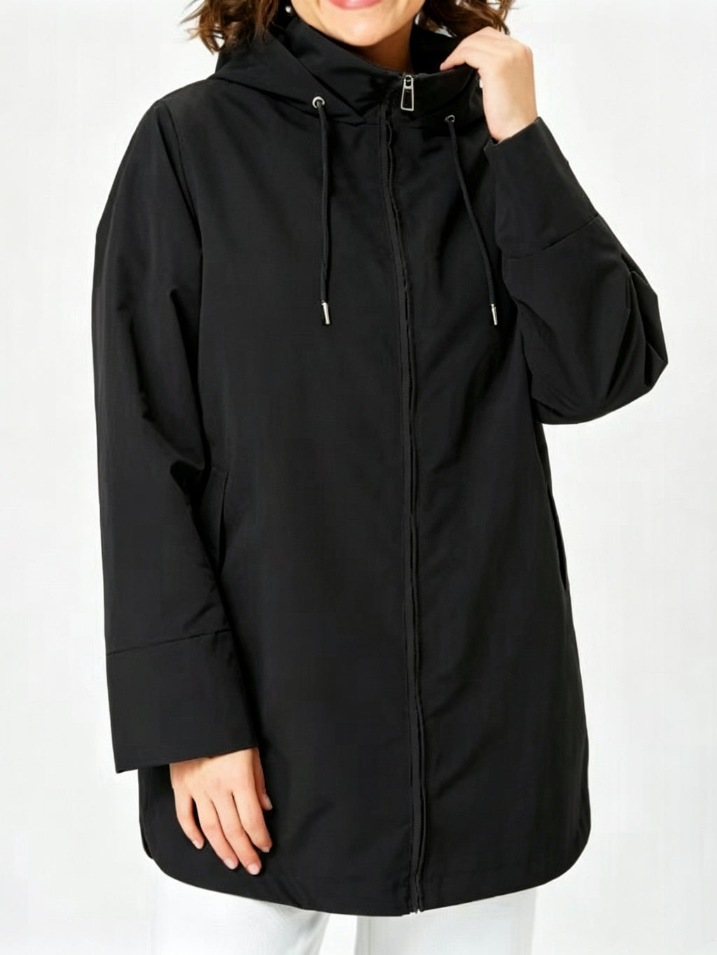 Manteau grande taille, fermeture zippée, capuche, esprit trench, vue de profil