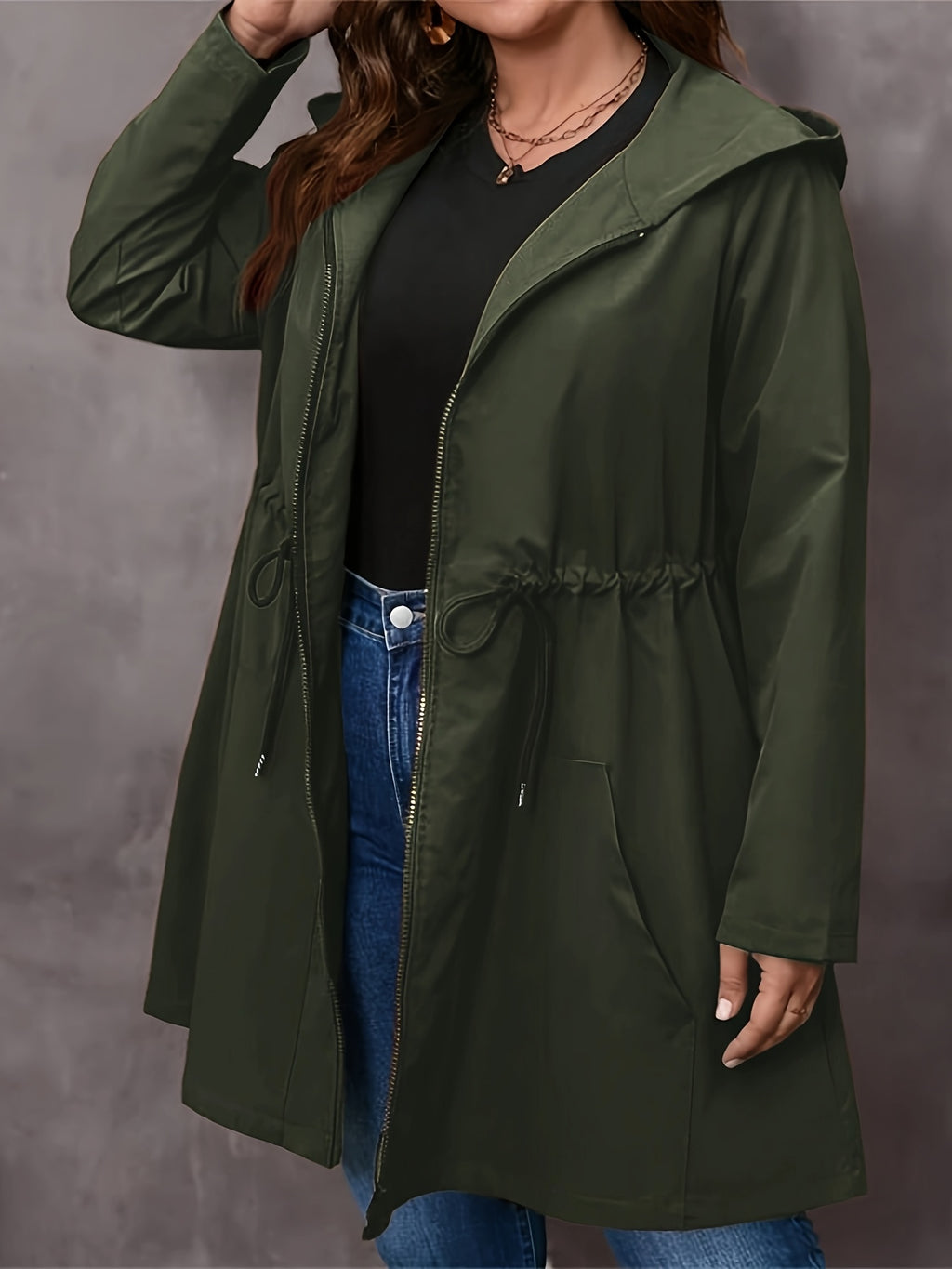 Manteau grande taille, capuche, ligne nette, gros plan