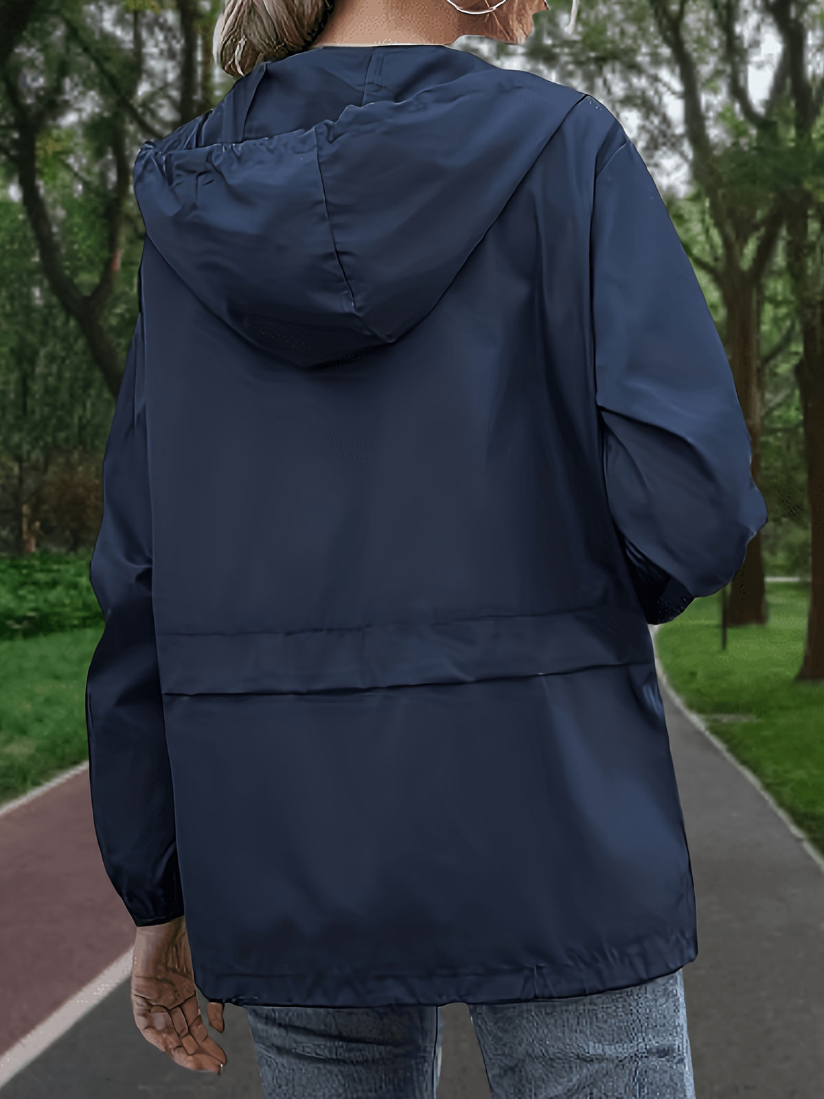 Top grande taille, coupe oversize, capuche, gros plan