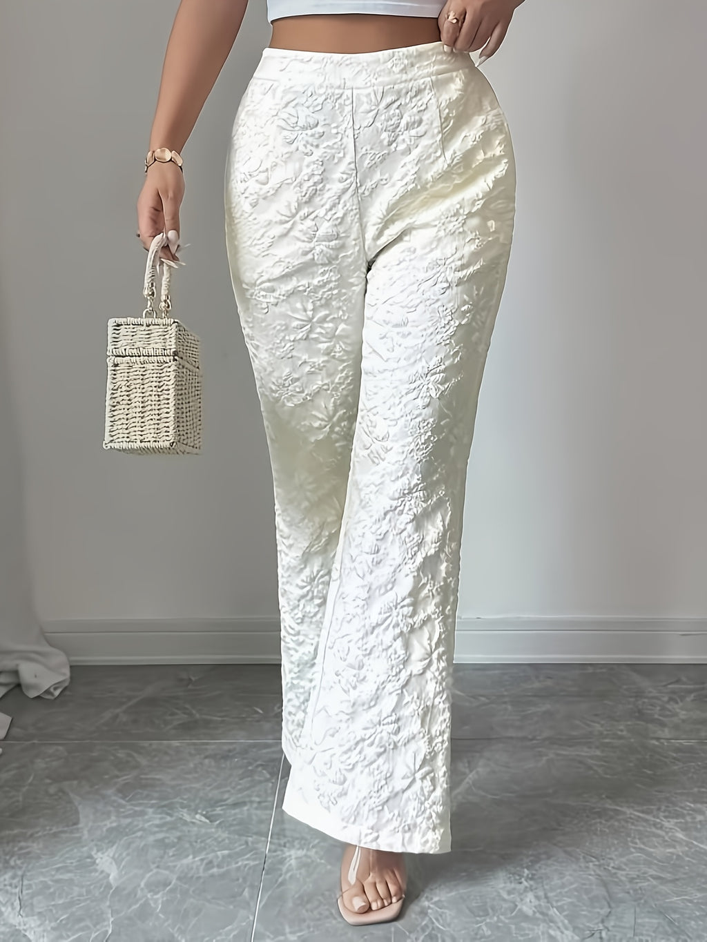 Pantalon grande taille, coupe évasée, poches plaquées, allure élégante, visuel produit