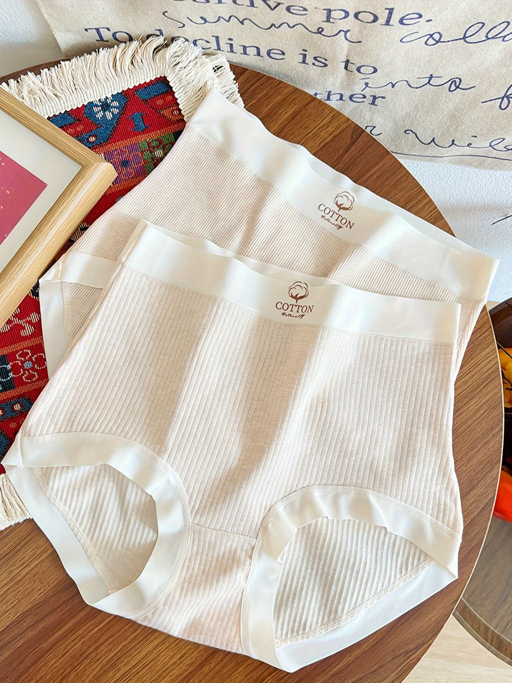Culotte grande taille, toucher naturel, ligne épurée, détail du tissu