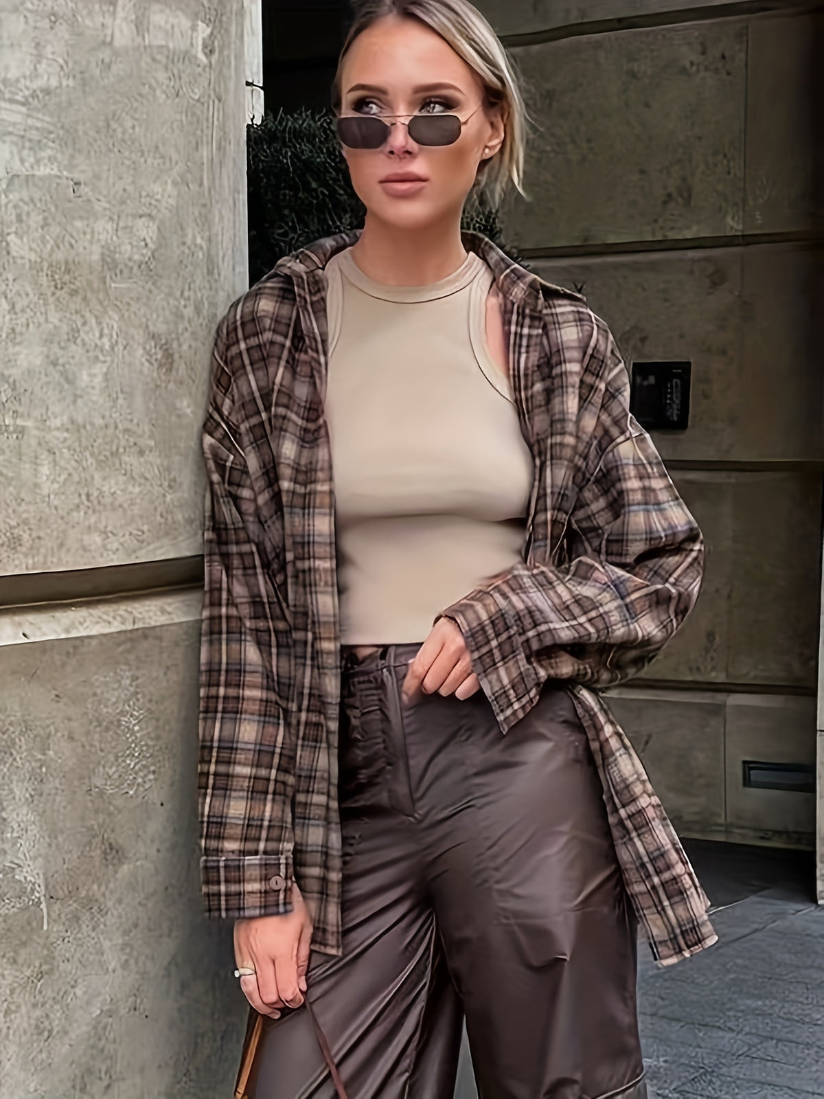 Chemise grande taille à carreaux, coupe oversize, boutonnage, manches longues, vu de dos