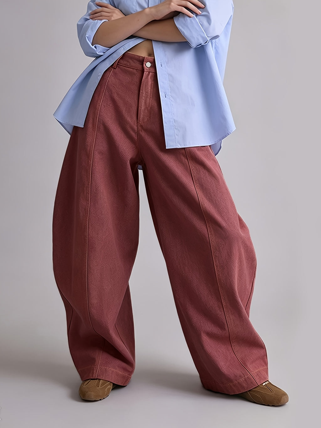 Jean grande taille, coupe évasée, tenue franche, esprit décontracté