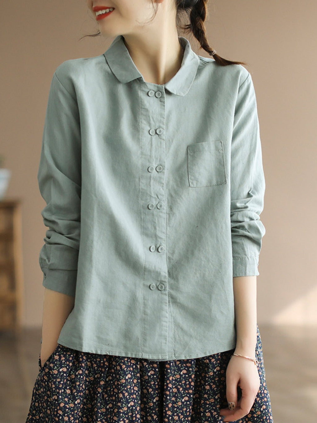 Chemise grande taille en lin, coupe ample, manches longues, tenue souple, détail du col