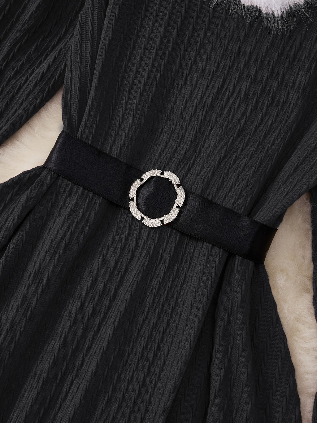 Robe grande taille, maille torsadée et col V bordé de duvet