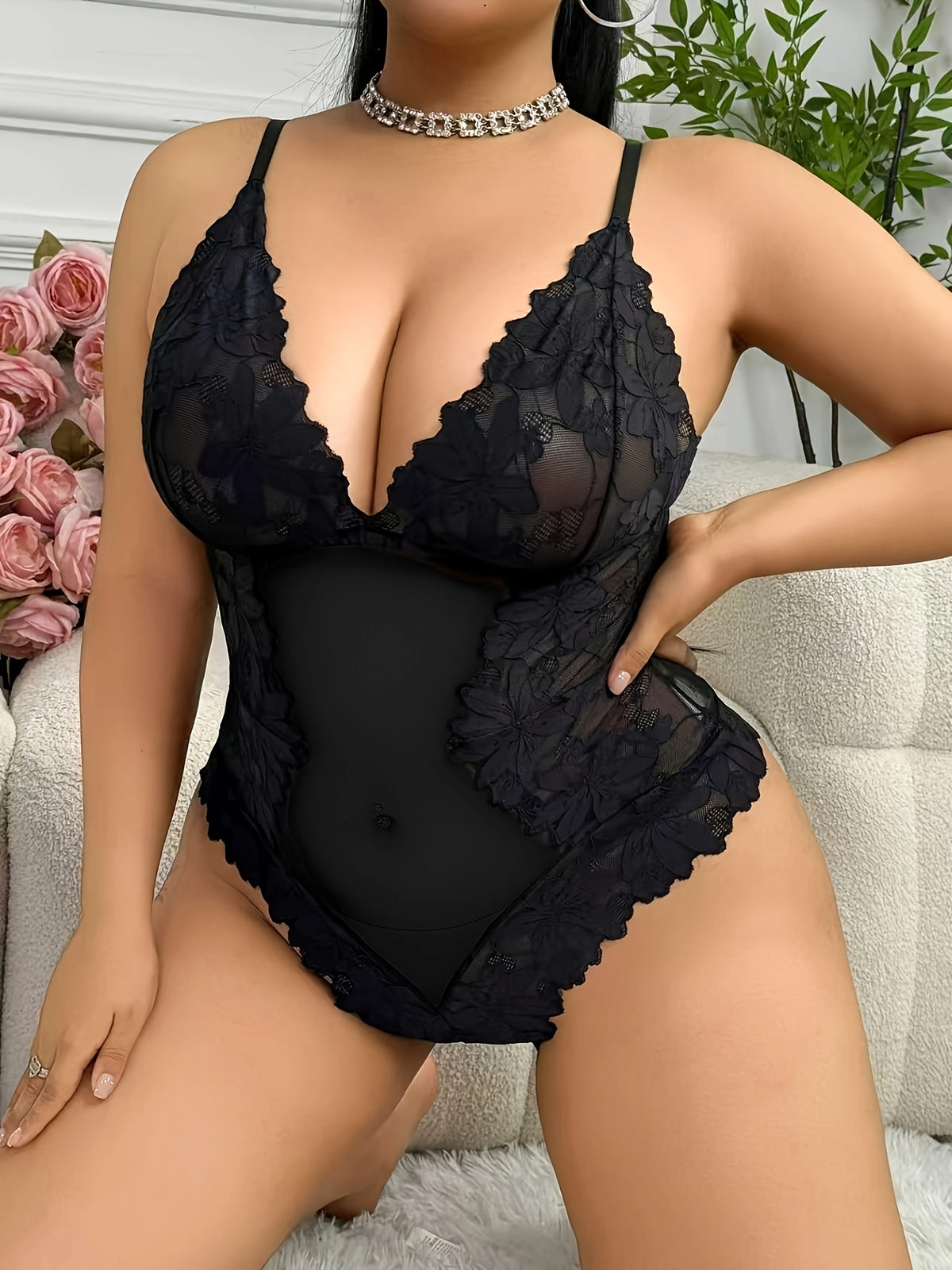 Body gainant grande taille en dentelle, effet ajouré, ligne affirmée, porté de face