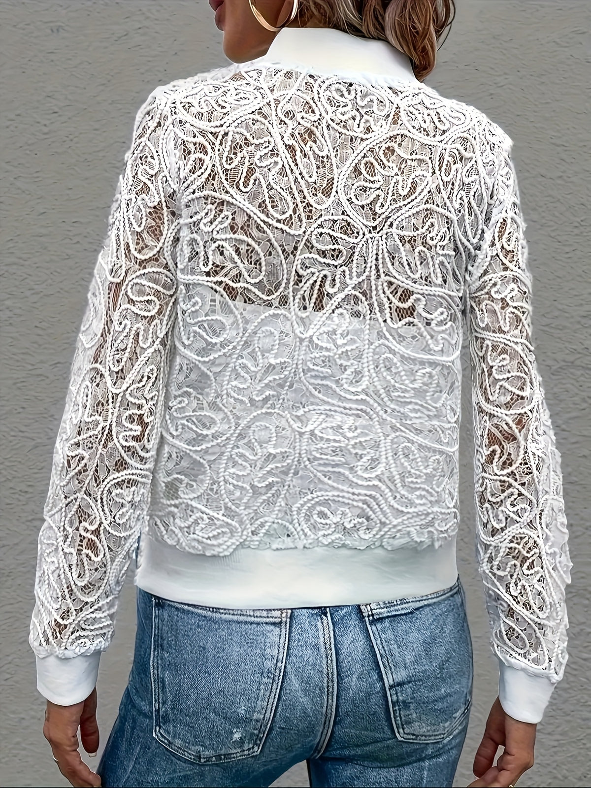 Veste grande taille en dentelle, fermeture zippée, effet ajouré, porté de face