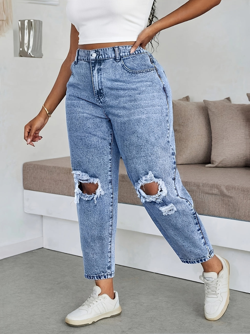 Jean grande taille, coupe oversize, tenue franche, porté de face