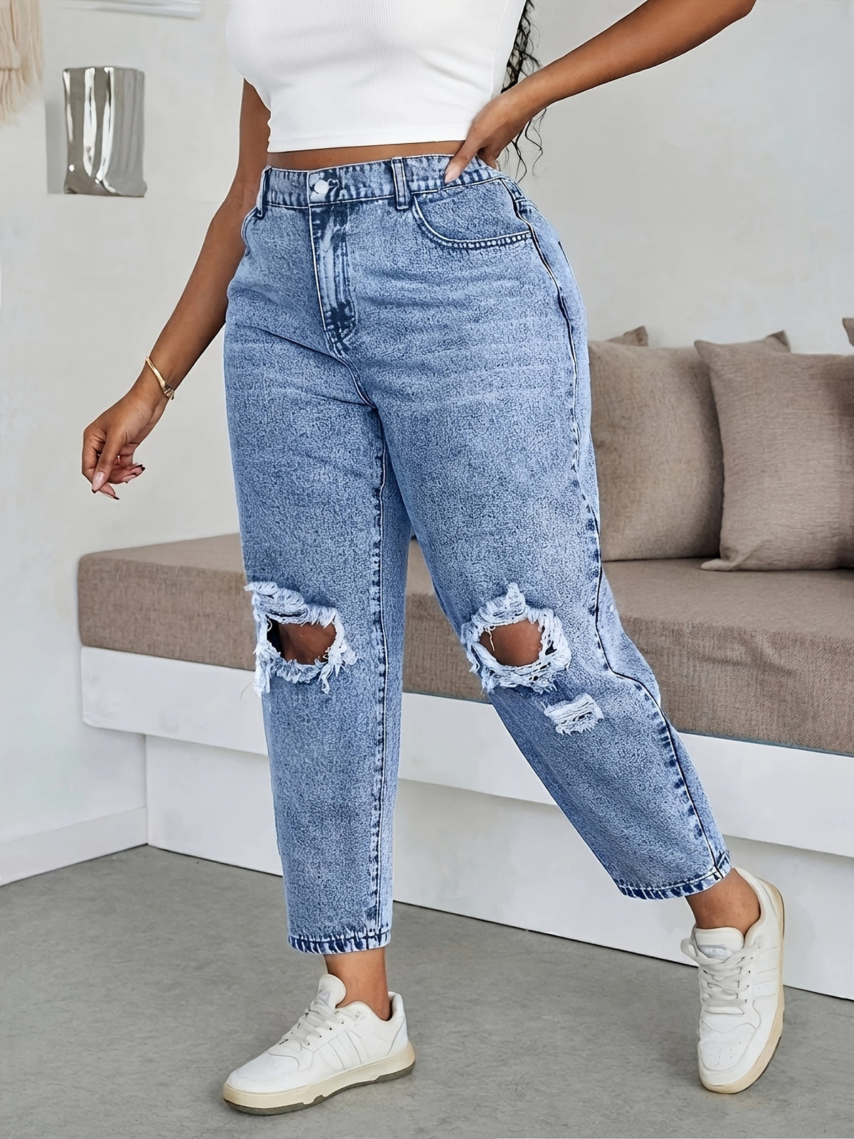 Jean grande taille, coupe oversize, tenue franche, porté de face