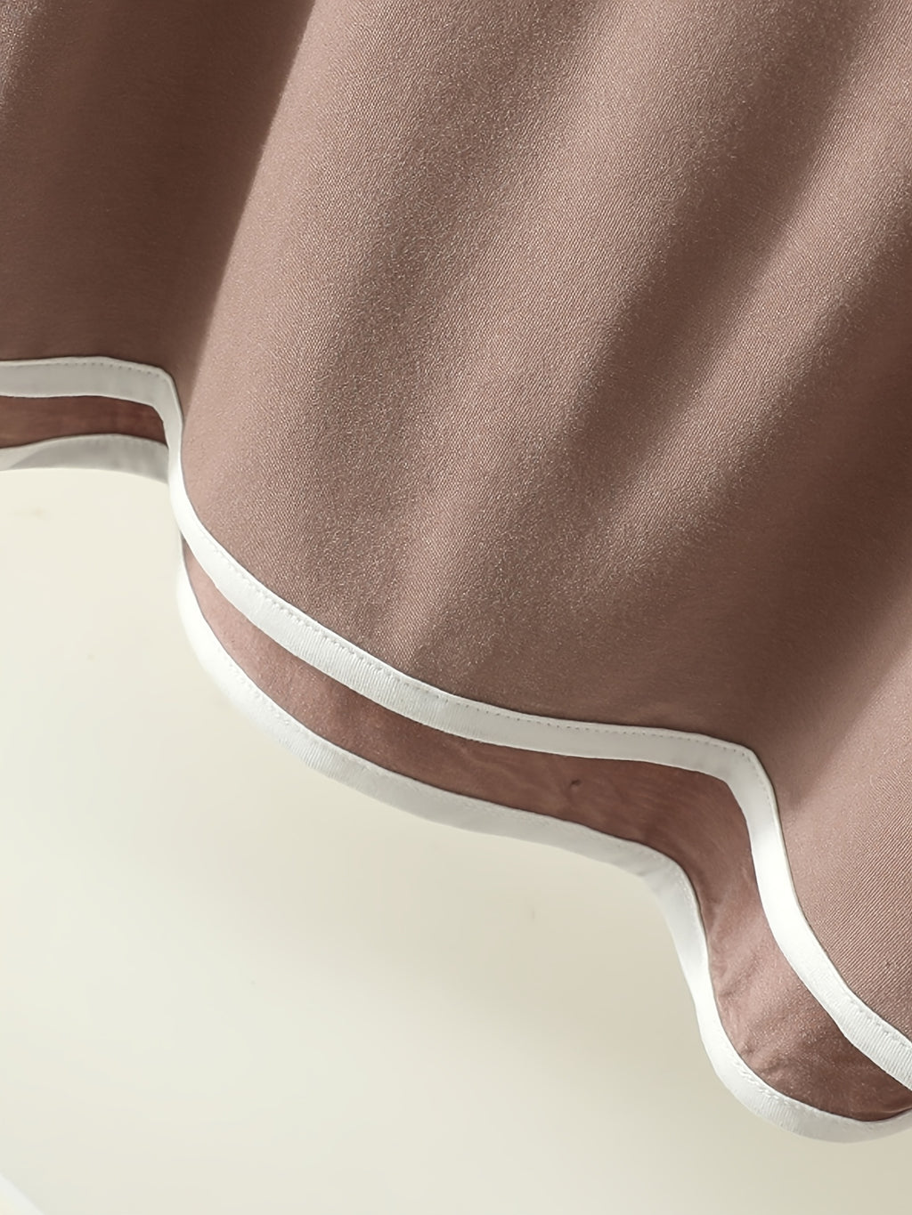 Pyjama grande taille, manches courtes, tombé fluide, détail du col