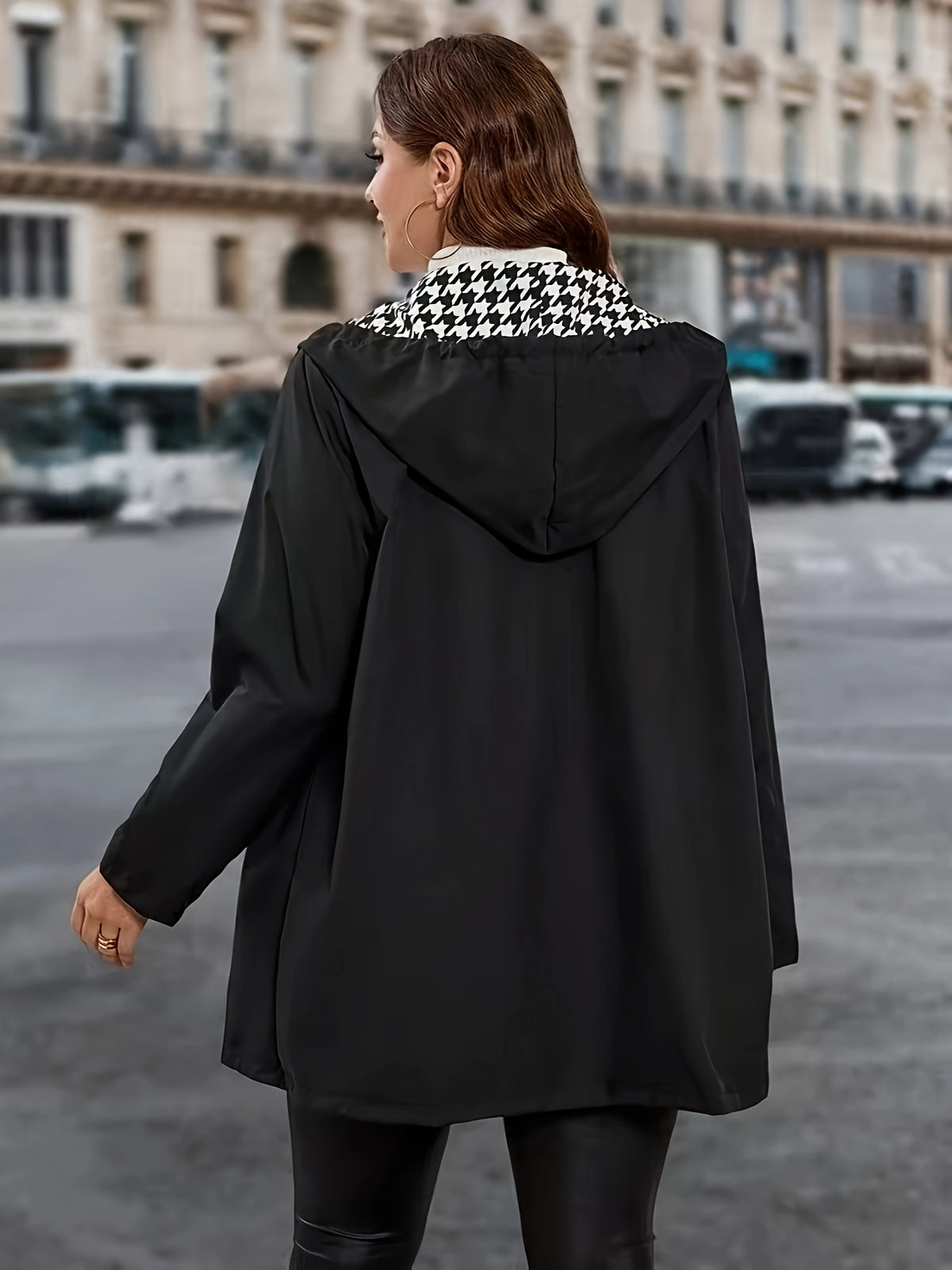 Manteau grande taille, coupe oversize, vue de profil