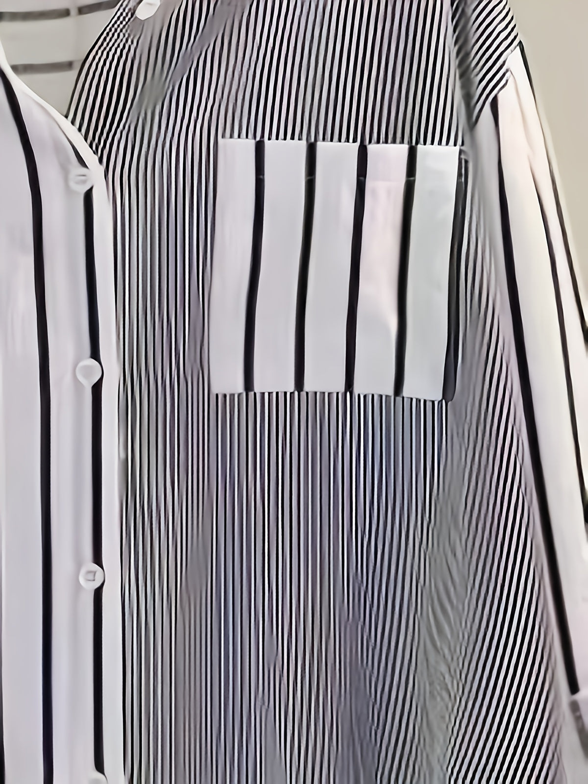 Chemise grande taille à rayures, manches longues, tombé fluide, détail du tissu