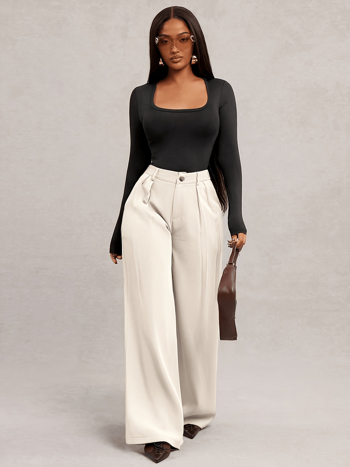 Pantalon grande taille, coupe droite, poches plaquées, détail du col