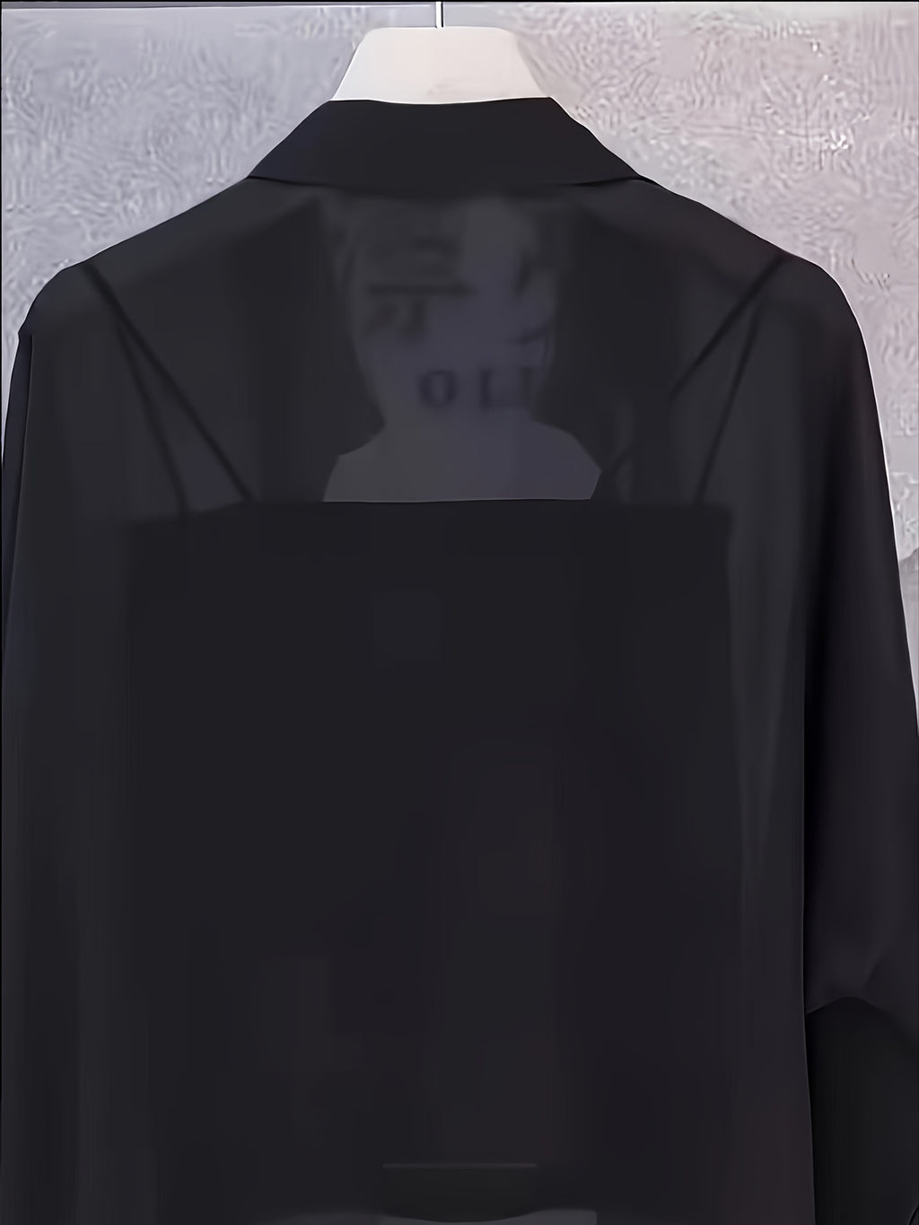 Chemise grande taille, coupe oversize, col cardigan, manches longues, porté de face