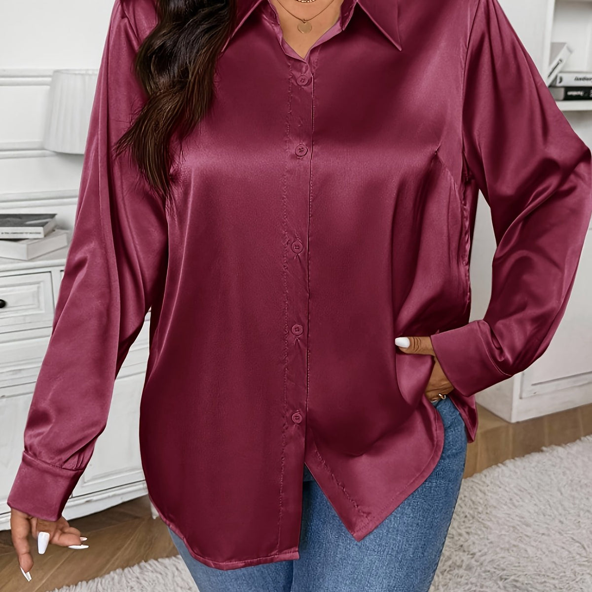 Chemise grande taille en satin, col V, tombé fluide — matière : polyester Image