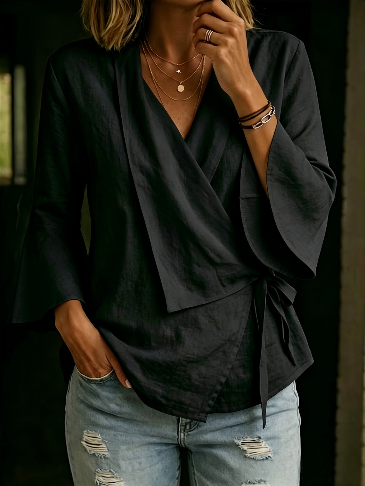 Top grande taille, coupe ample, col V, ligne nette, gros plan
