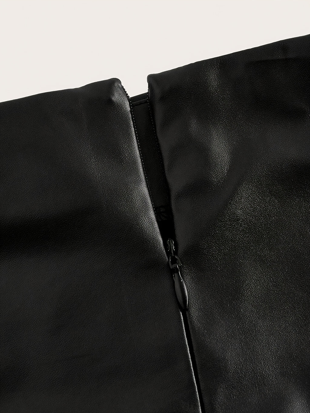 Jupe grande taille en cuir synthétique, longueur midi, allure cuir, mise en situation