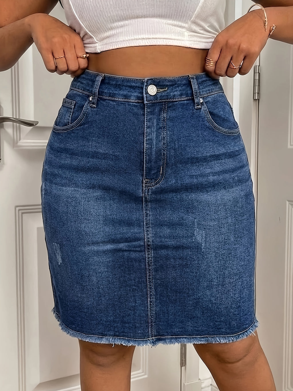 Jupe grande taille, coupe droite, tenue franche