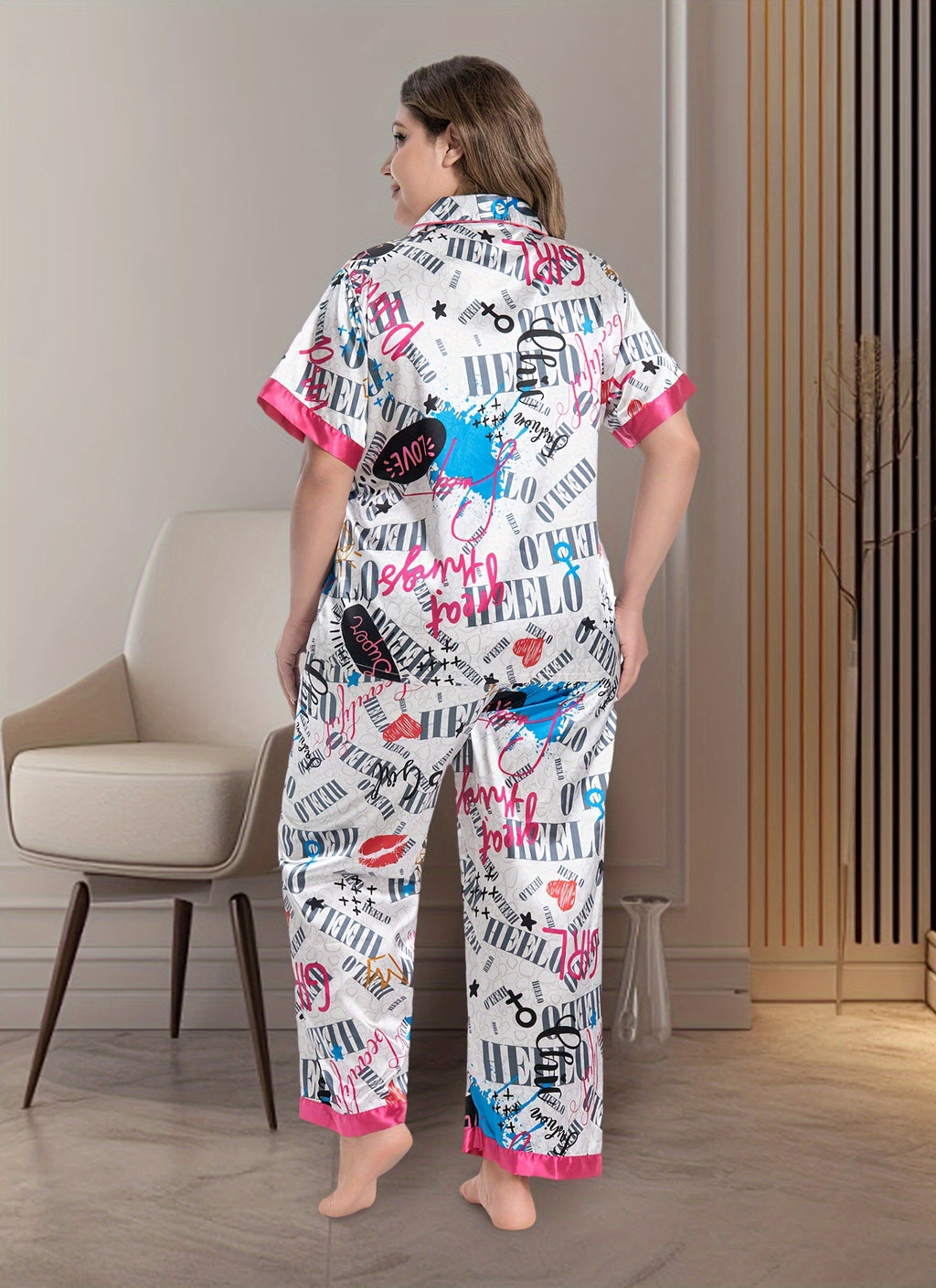 Pyjama grande taille en satin à rayures, manches courtes, tombé fluide — composition : 95% Polyester, 5% Élasthanne