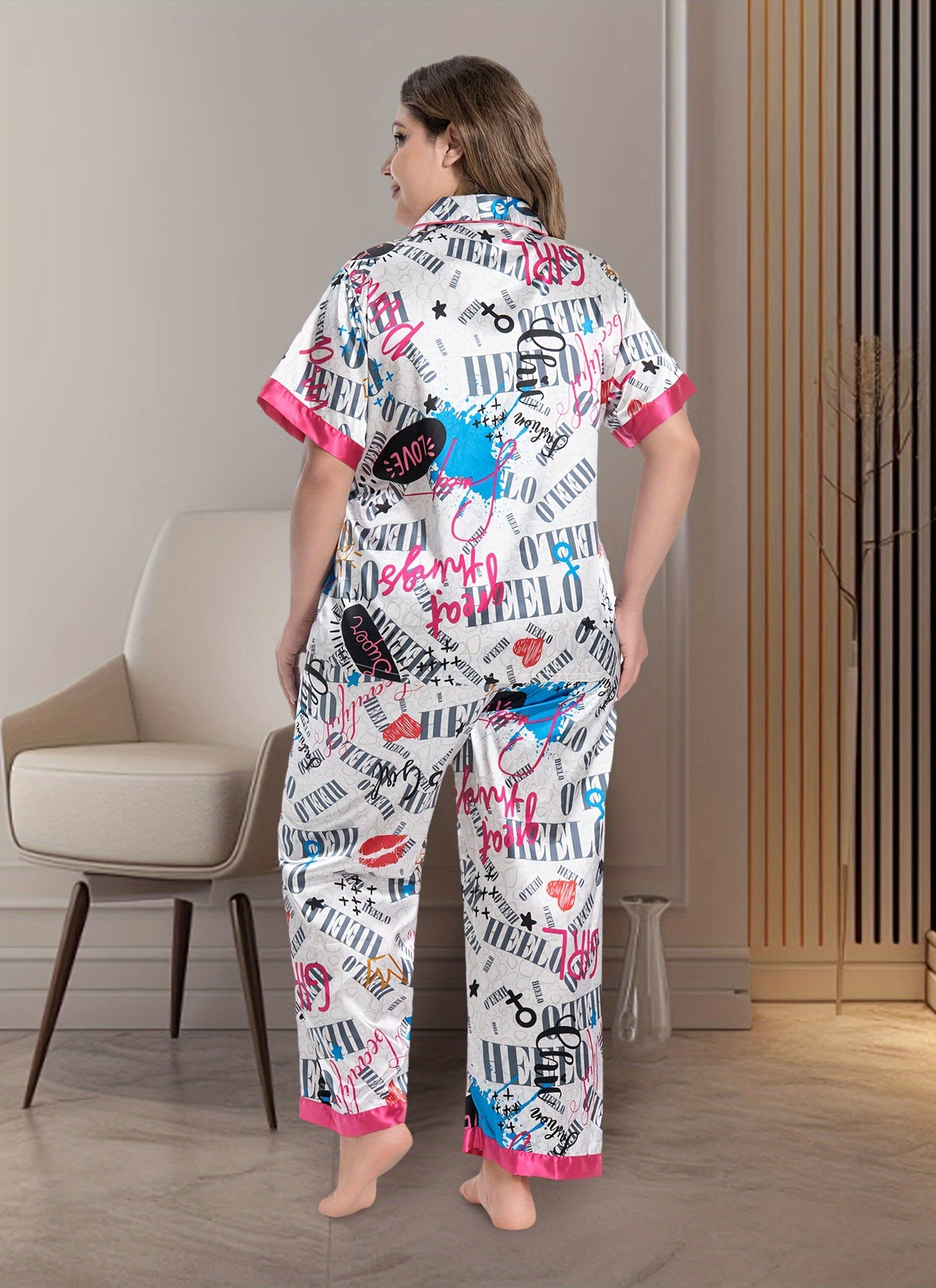 Pyjama grande taille en satin à rayures, manches courtes, tombé fluide — composition : 95% Polyester, 5% Élasthanne