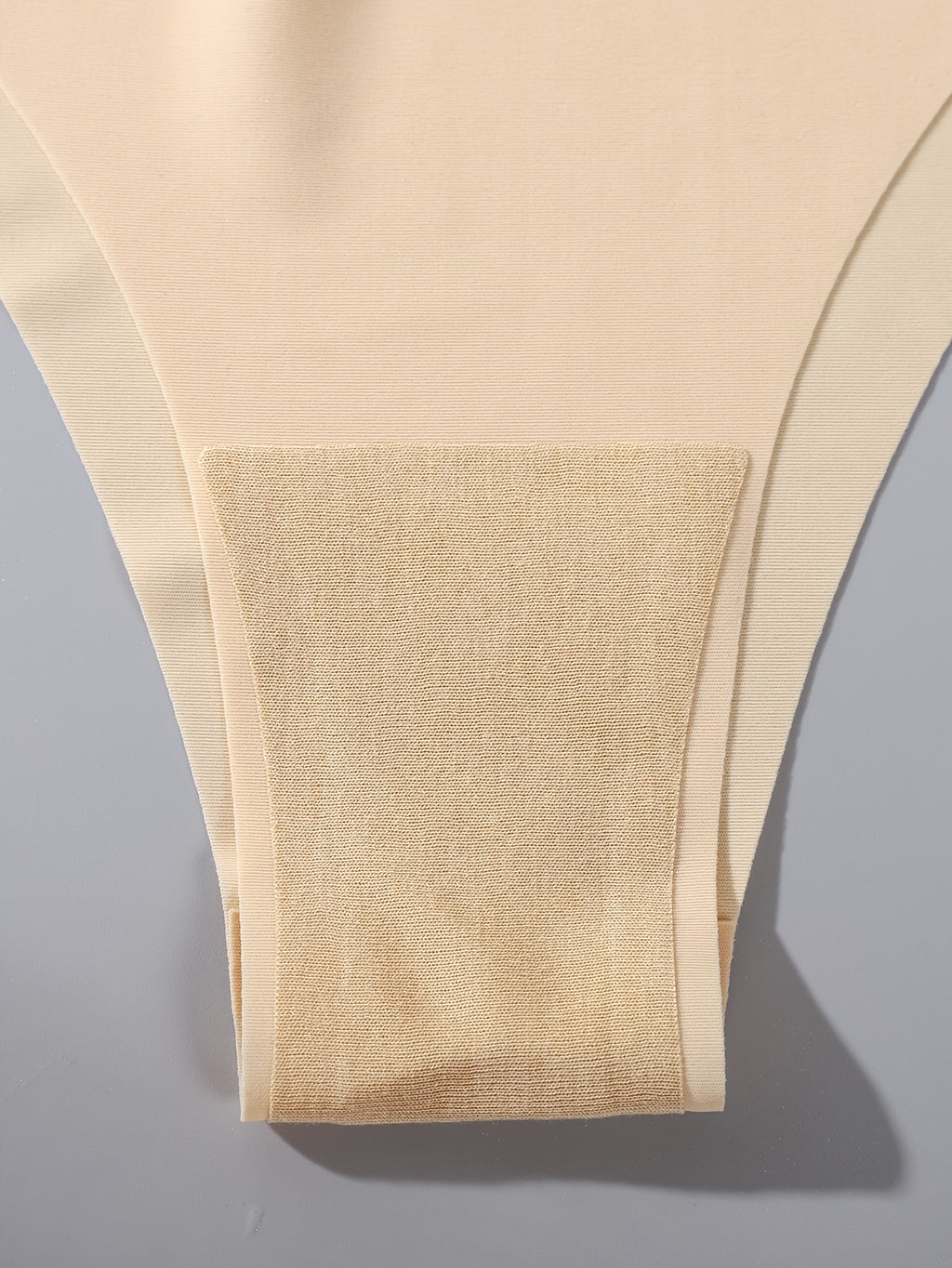 Culotte grande taille à imprimé léopard, ligne affirmée, porté de face