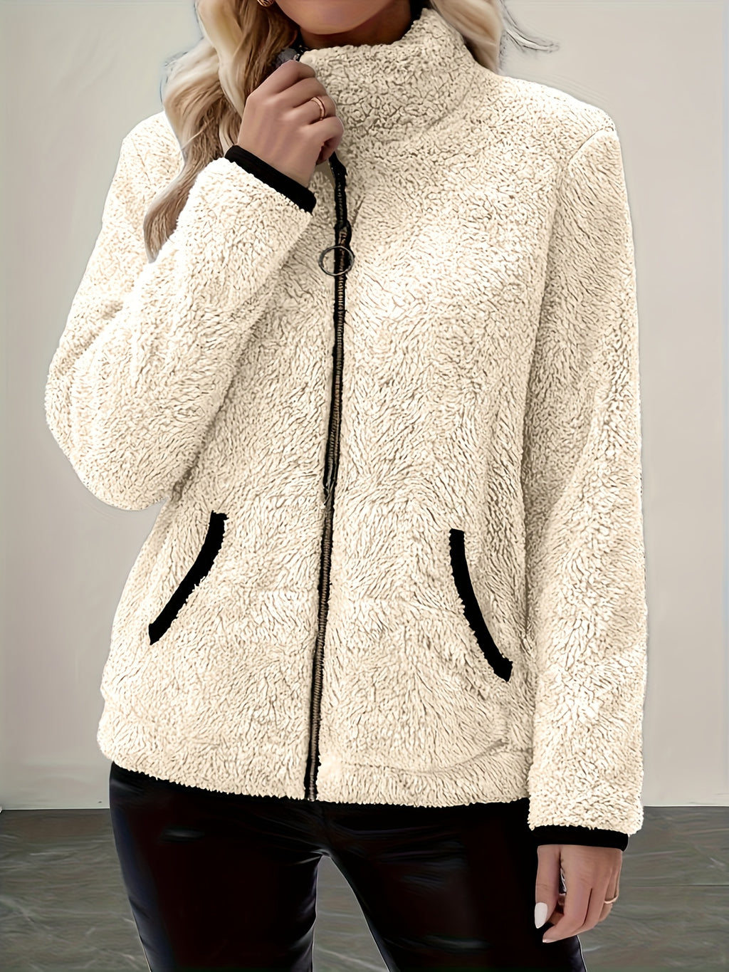 Veste grande taille, coupe ajustée, col montant, manches longues, porté de face