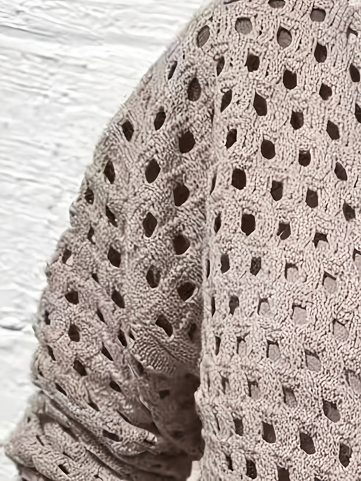 Pull grande taille, détail ajouré, vu de dos