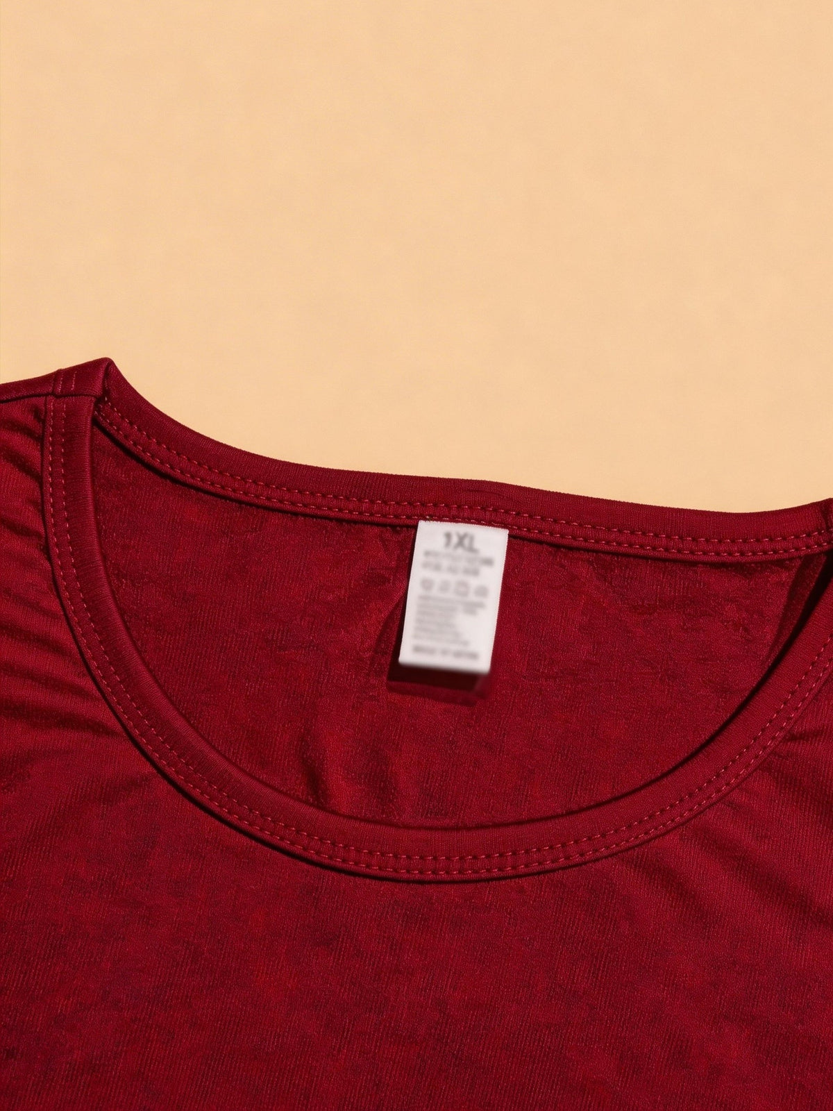 T-shirt grande taille, coupe ample, col rond, manches courtes, détail du tissu