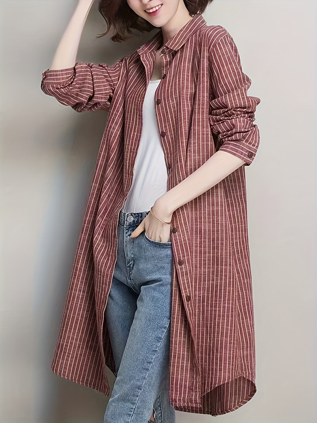 Chemise grande taille à rayures, coupe ample, col à revers, boutonnage, vue de profil