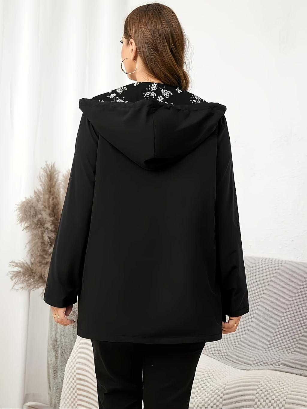 Veste grande taille, capuche, poches plaquées, esprit décontracté, vu de dos