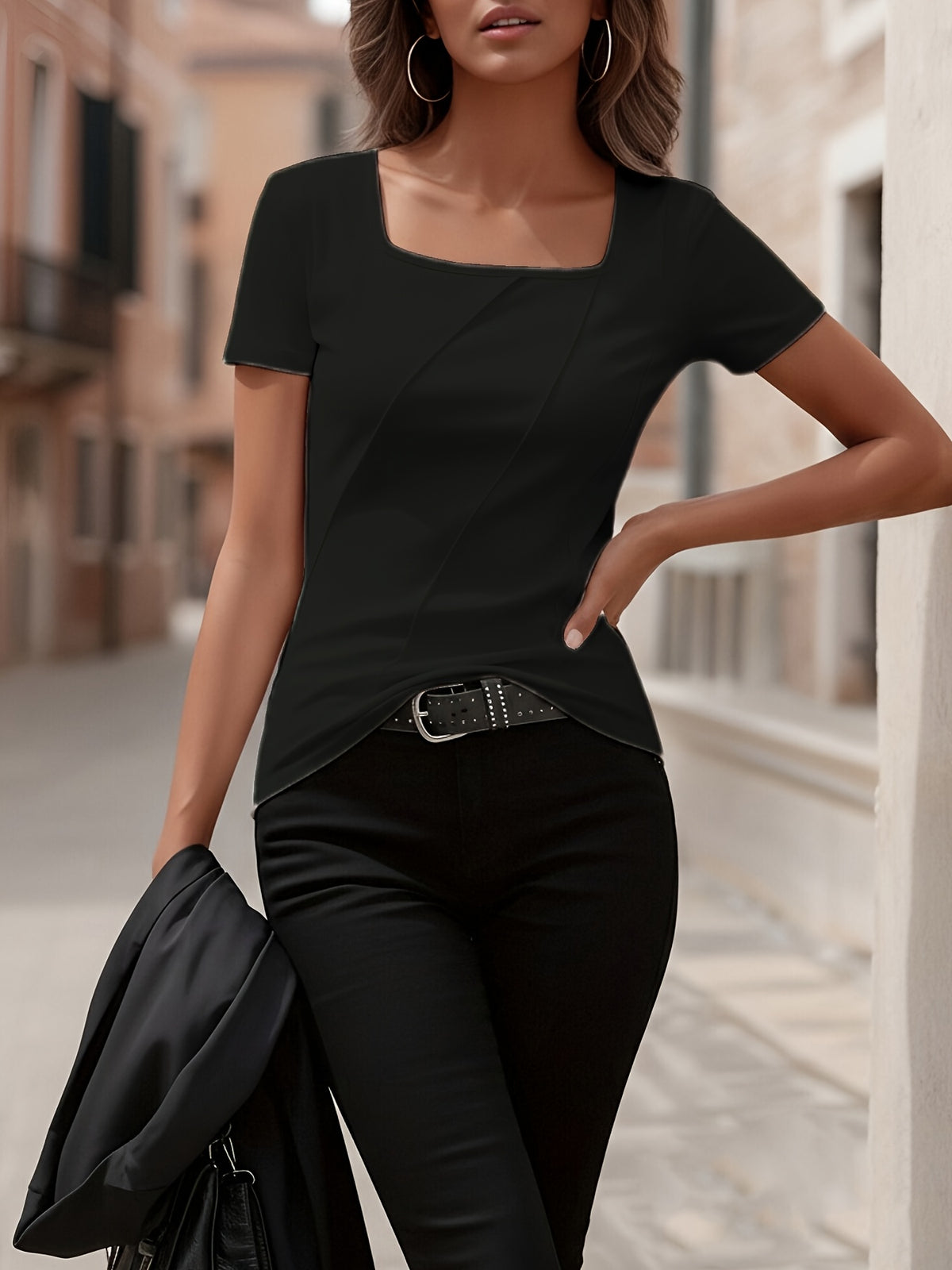 Top grande taille, coupe oversize, manches courtes, détail du col