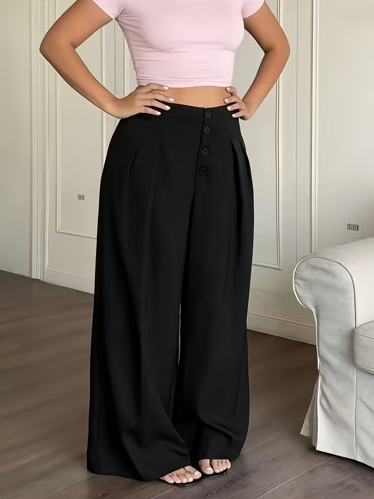 Pantalon grande taille, coupe évasée, boutonnage, détail du tissu