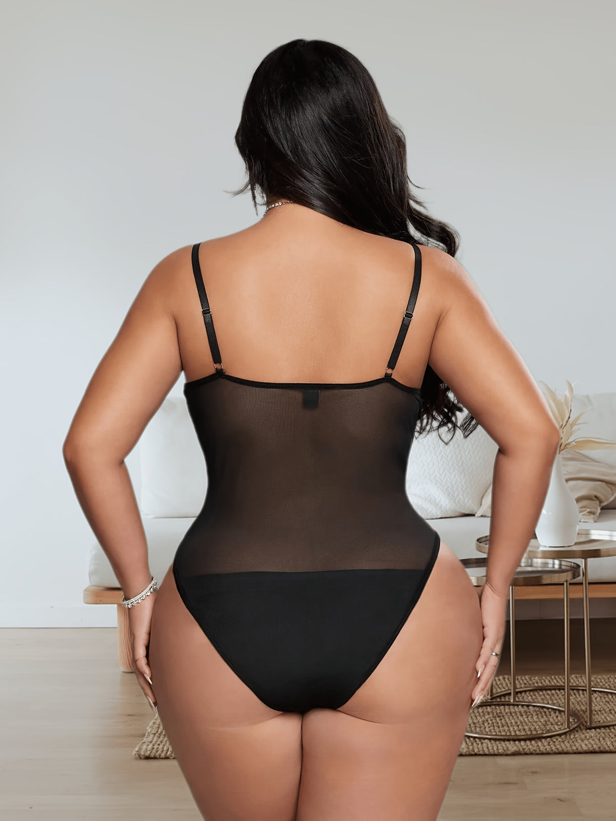 Body gainant grande taille en dentelle sans manches, effet ajouré, mise en situation