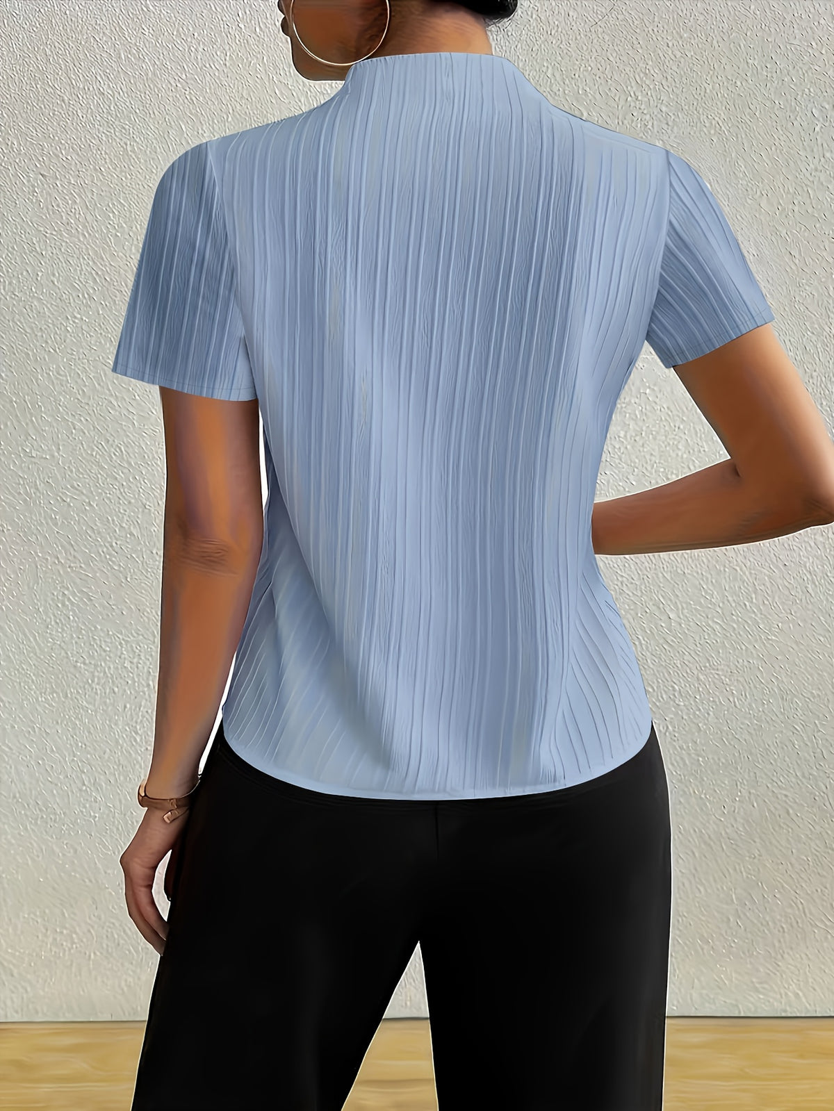 Chemise grande taille, col V, manches courtes, vue de profil