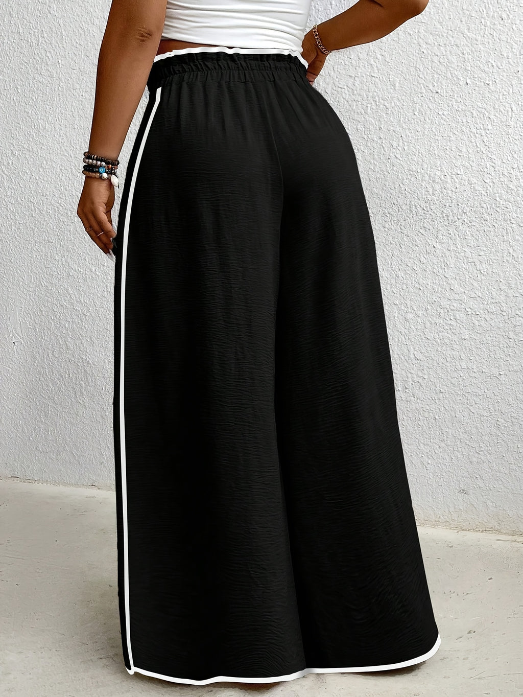 Pantalon grande taille à rayures, coupe évasée, détail du tissu