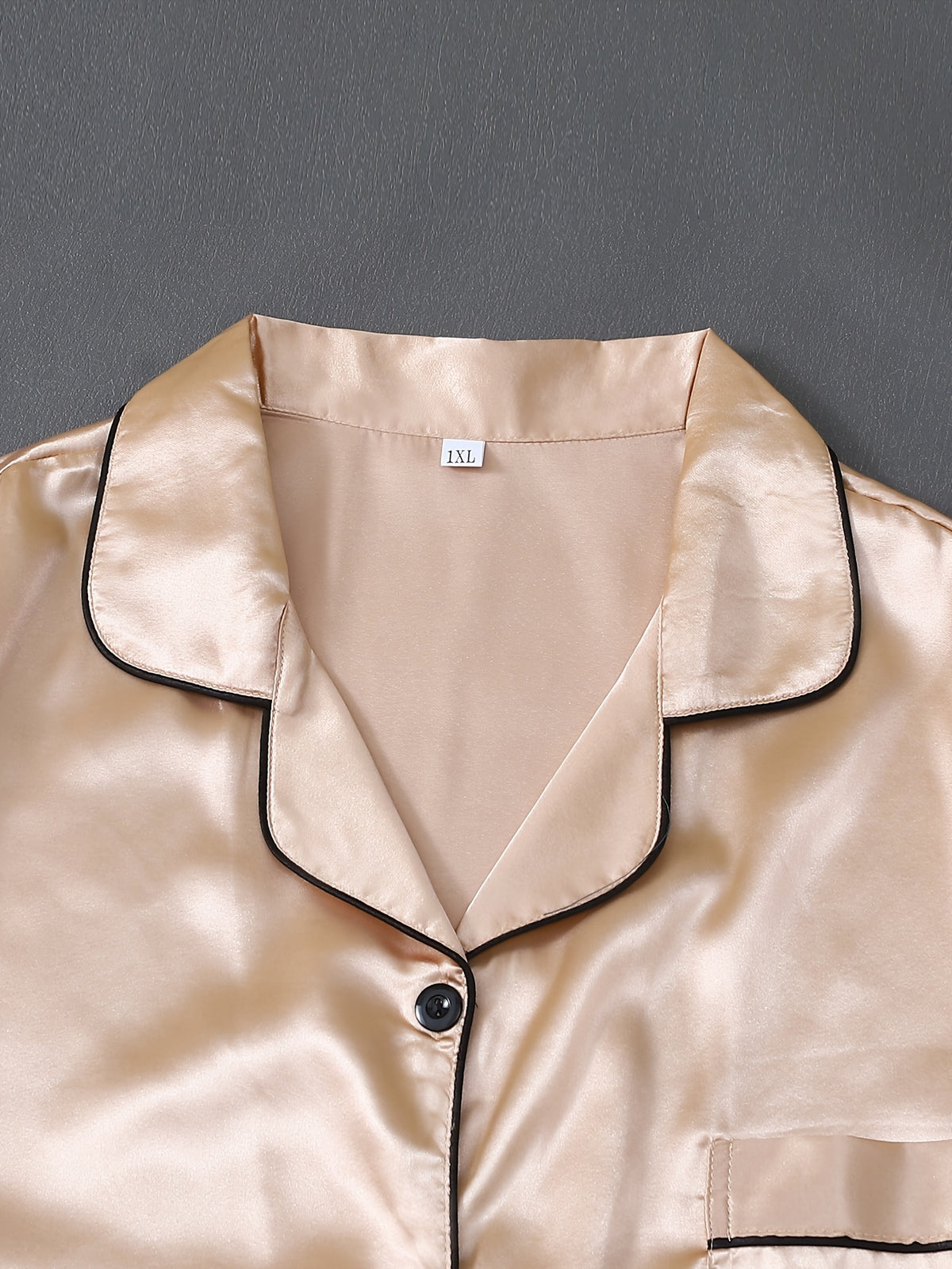 Pyjama grande taille en satin, poches plaquées, manches courtes, tombé fluide, tissu opaque