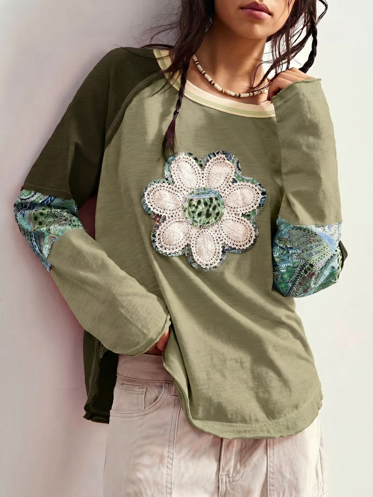 T-shirt grande taille, col rond, manches longues, mise en situation