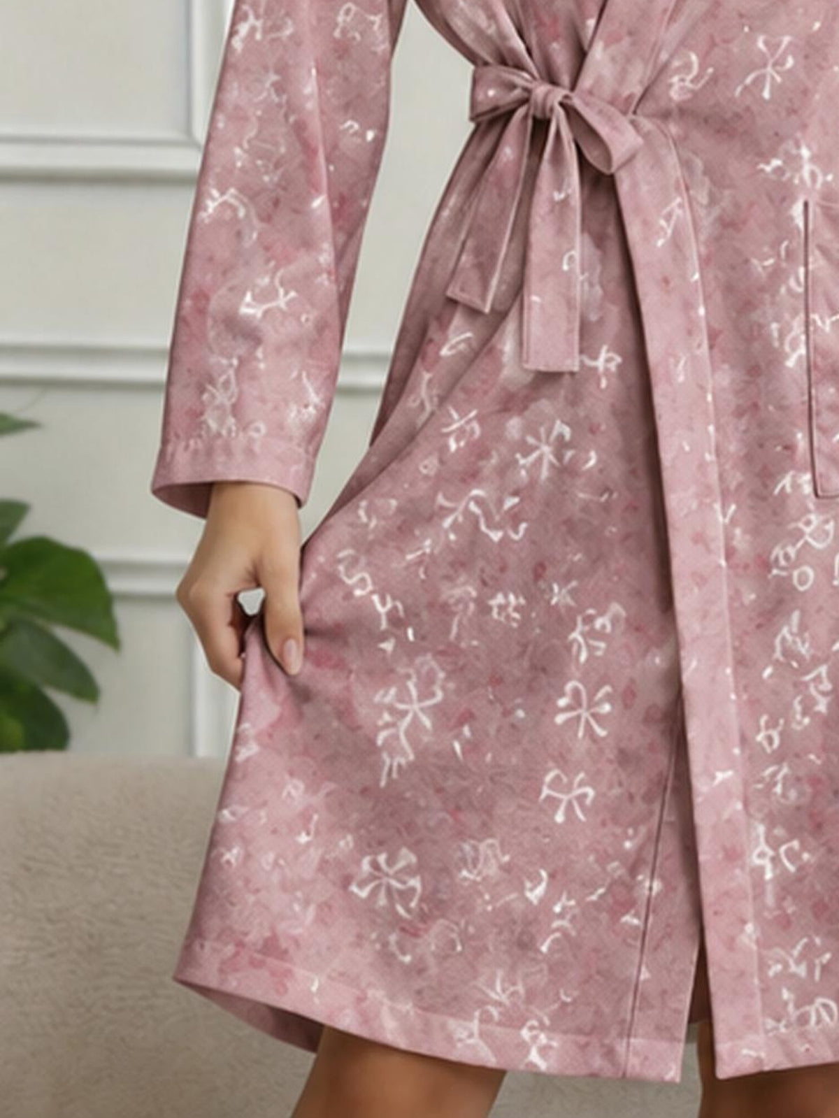 Peignoir grande taille en satin, tombé fluide, vu de dos