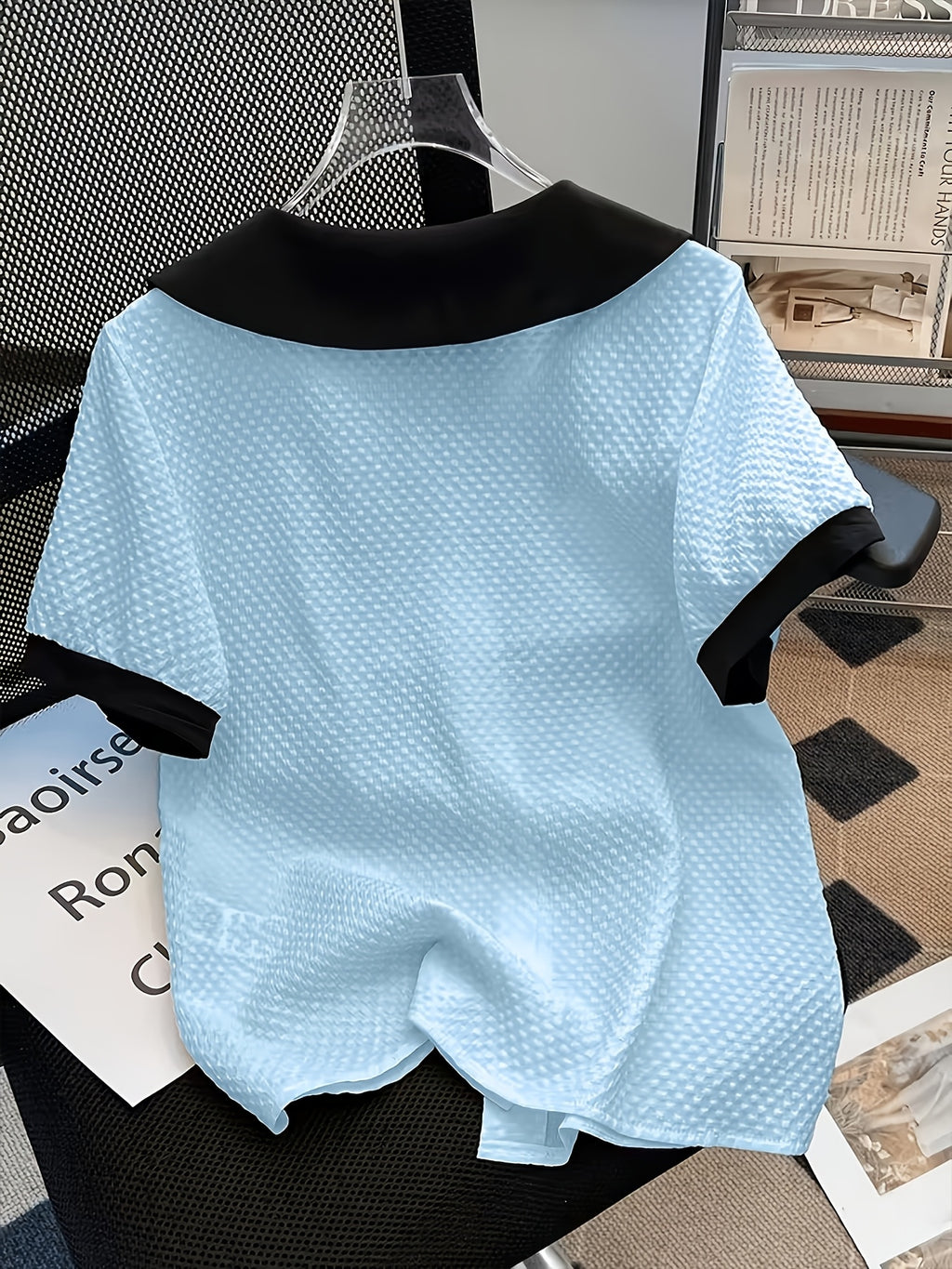 Chemise grande taille, boutonnage, manches courtes, allure élégante, détail du col