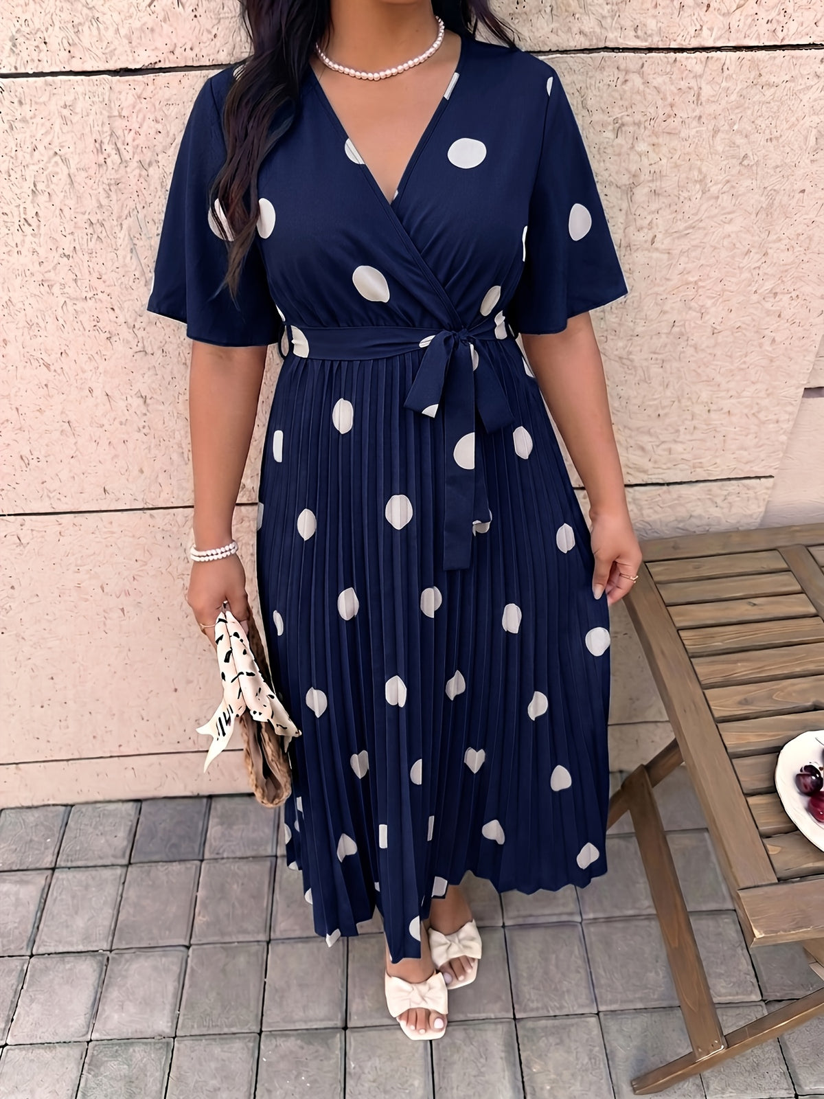 Robe midi grande taille, pois et jupe plissée soleil